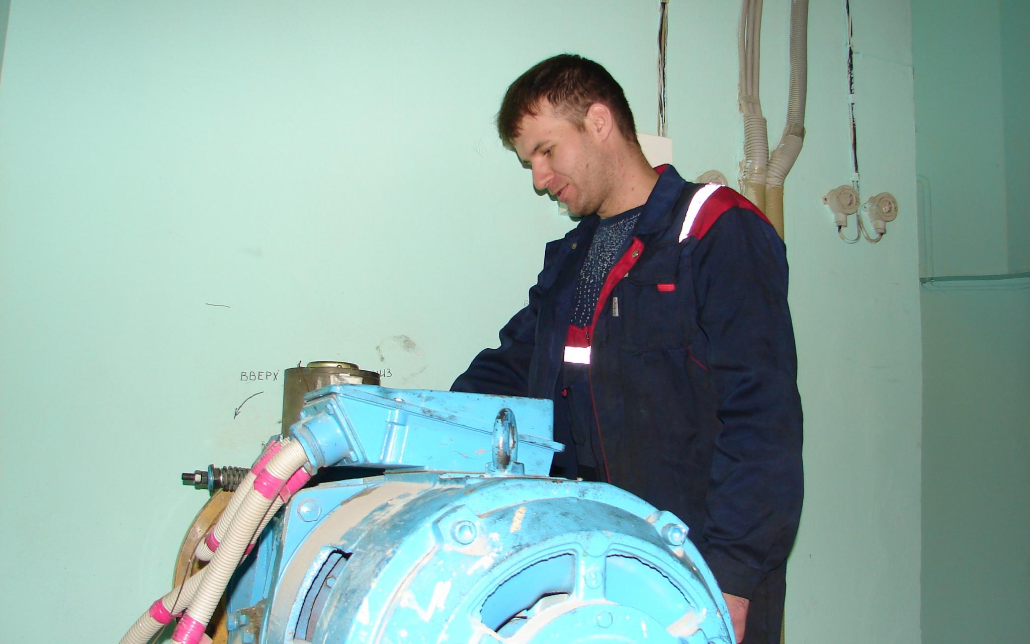 Электромеханик по ремонту лифтов: «Меня просили достать пачку творога из шахты»