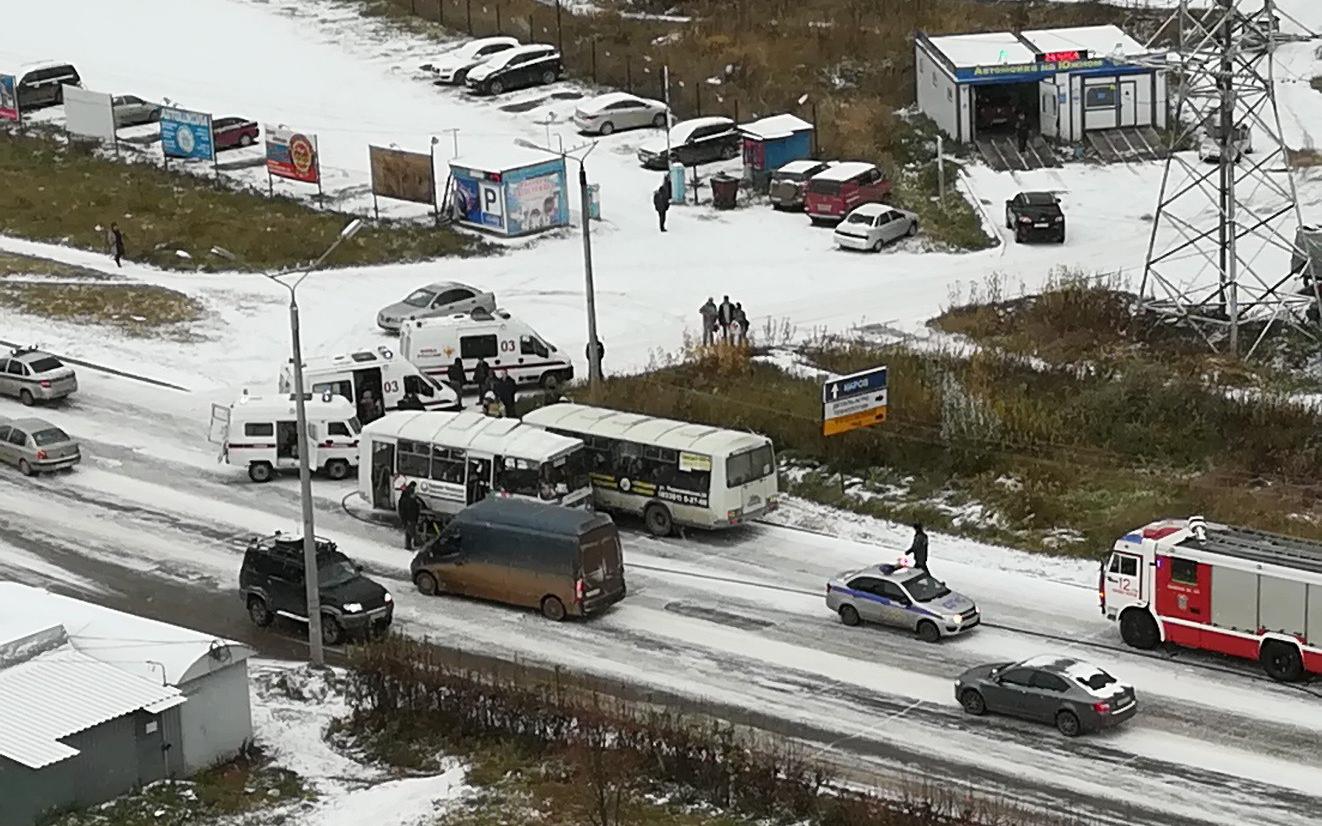 У ТЦ «Бум» столкнулись два «пазика»: медики увозят пострадавших в больницу