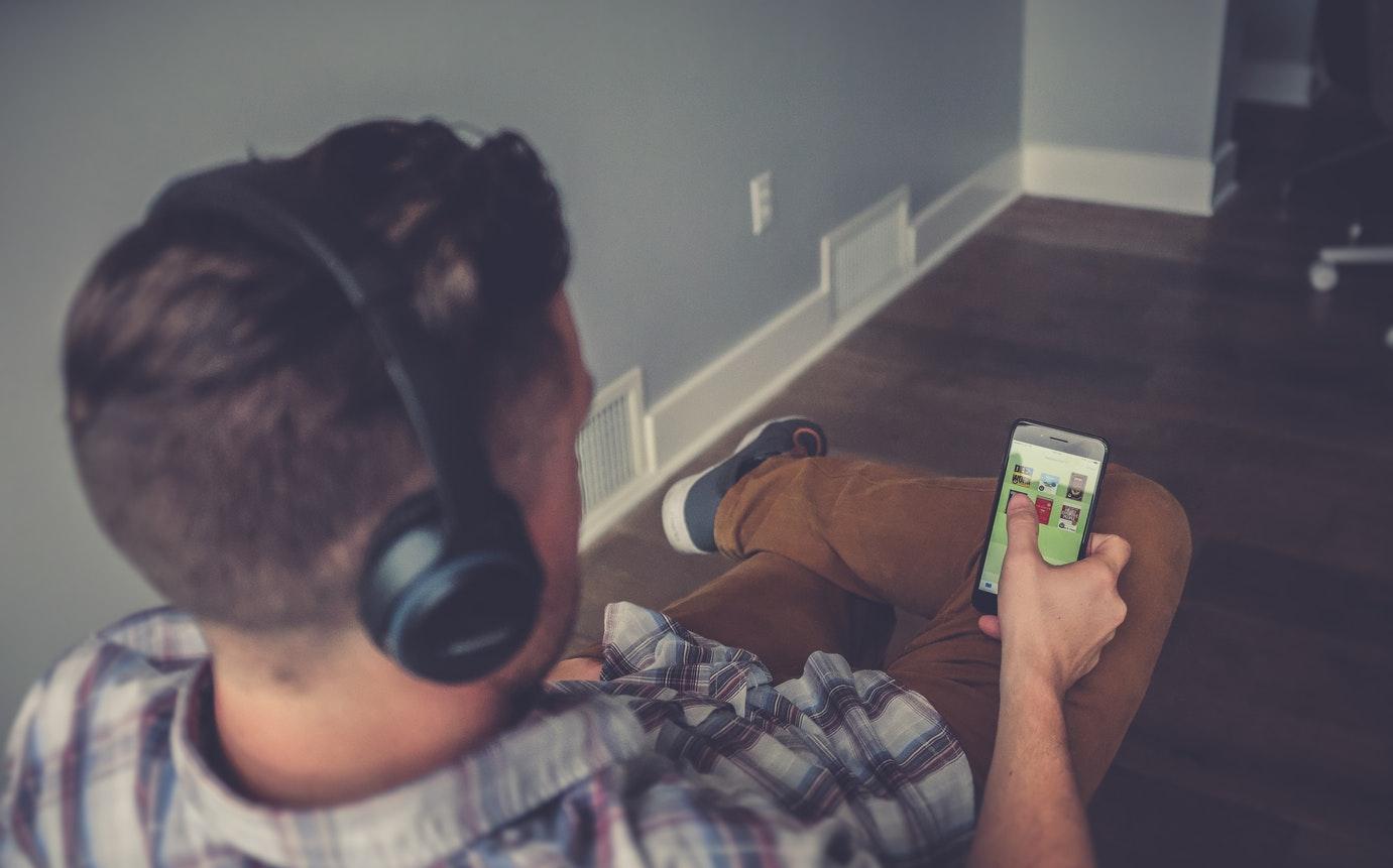 В Чепецке у парня во время отдыха в кафе украли дорогой смартфон