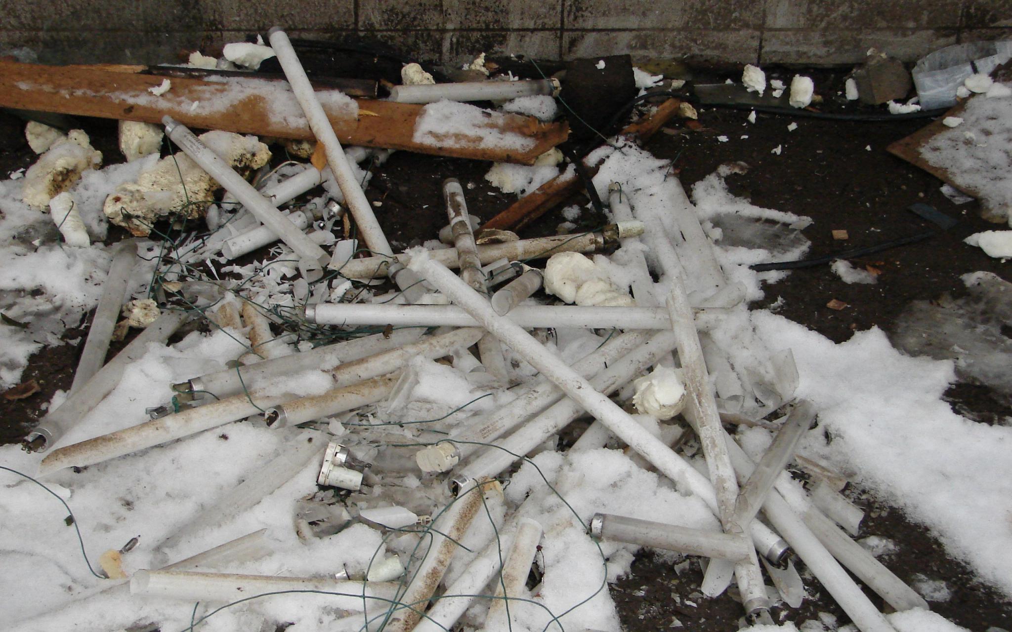 Рядом со школой в Чепецке неизвестные разбили ртутные лампы