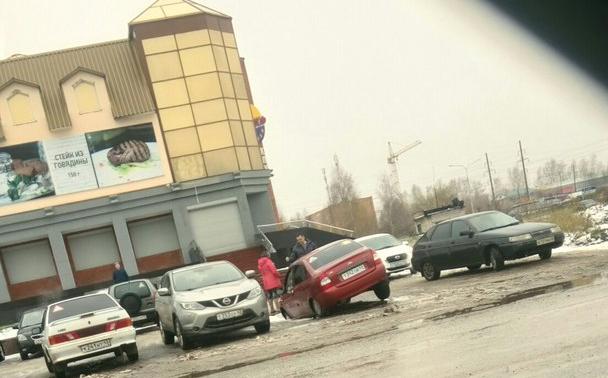 На Сосновой машина провалилась в открытый люк