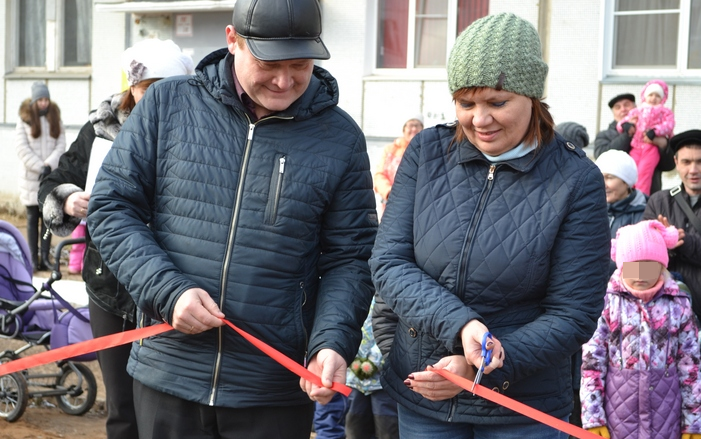 В Чепецке открыли две новые детские площадки