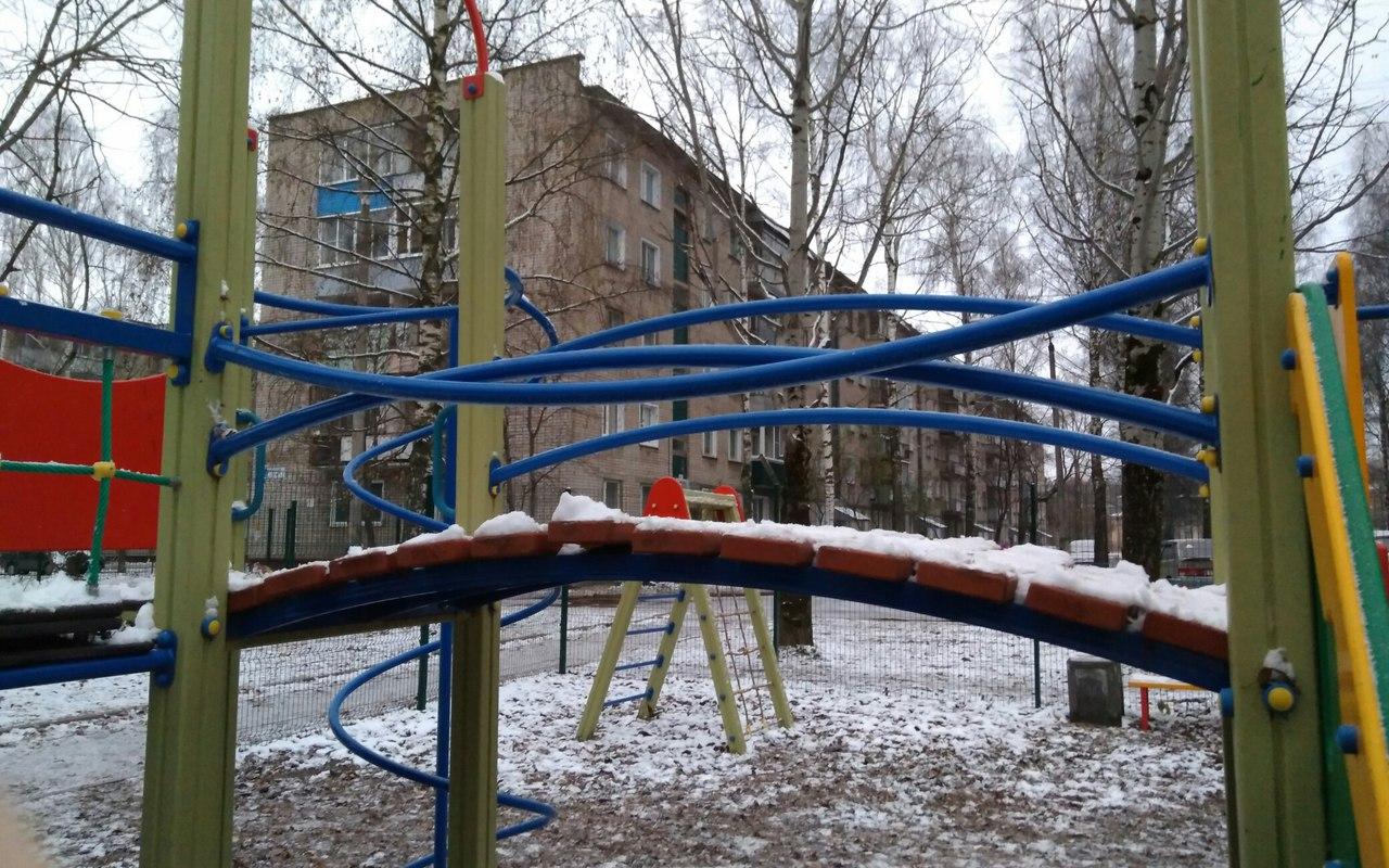 Ребенок травмировался на детской площадке на Первомайской