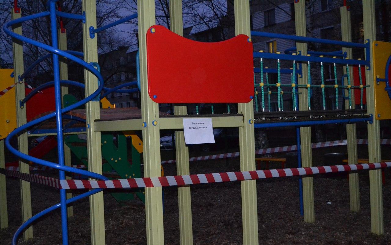 Площадку, на которой пострадал ребенок в Чепецке, огородили