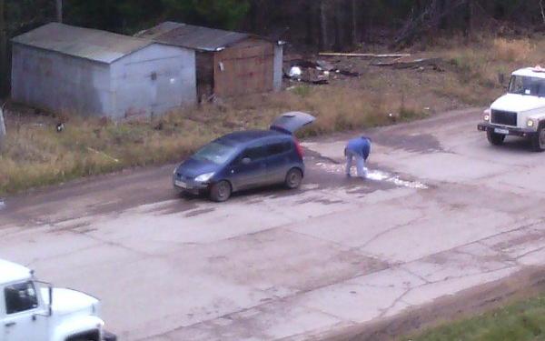 Неравнодушный водитель засыпал яму на улице Братьев Васнецовых