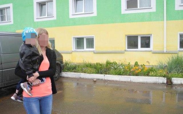 Неадекватный мужчина угрожает расправой жителям целого дома в Чепецке