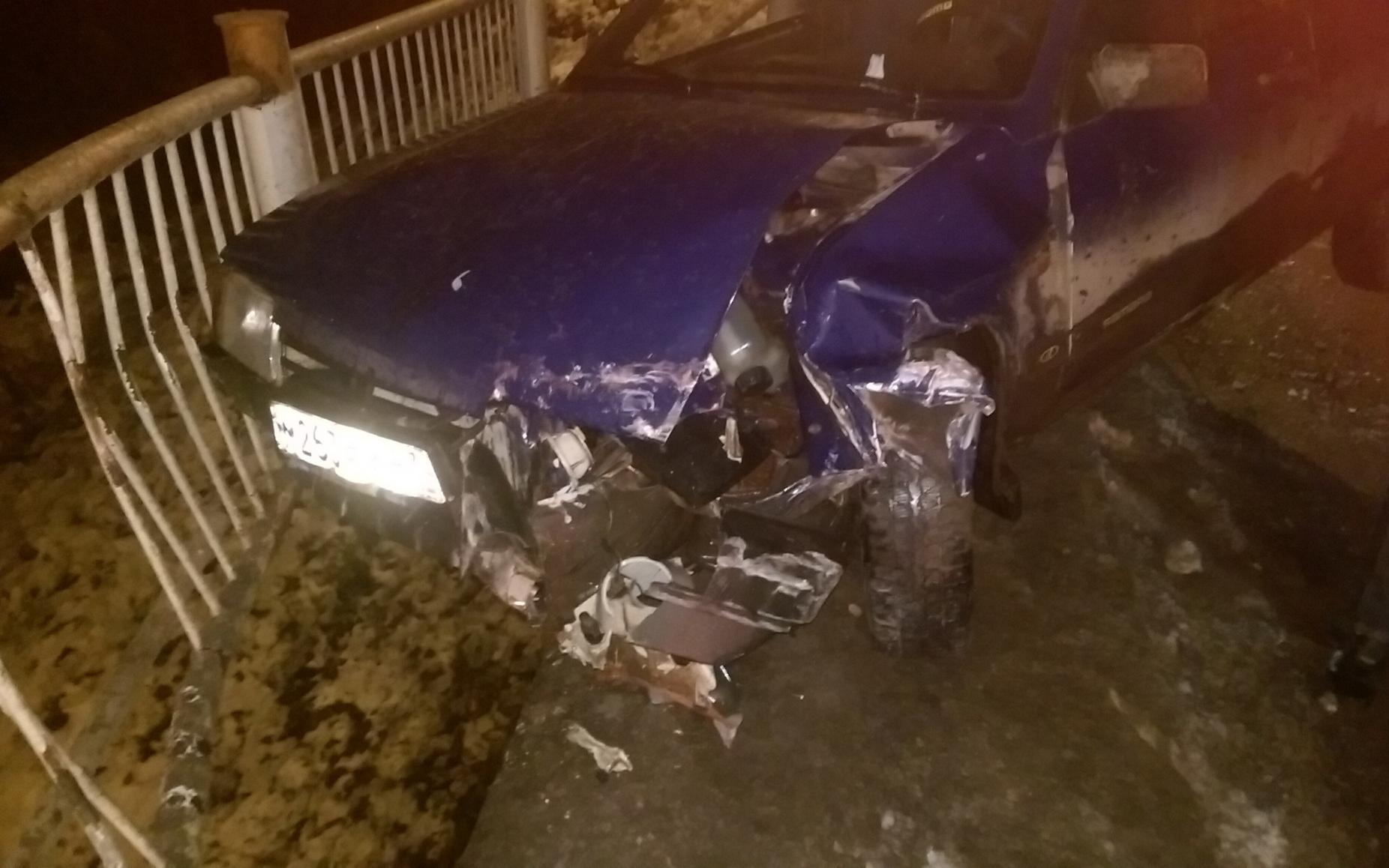 В Чепецке пьяная женщина на ВАЗе протаранила ограждение моста