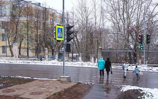 Чепчане игнорируют новый светофор у школы №4