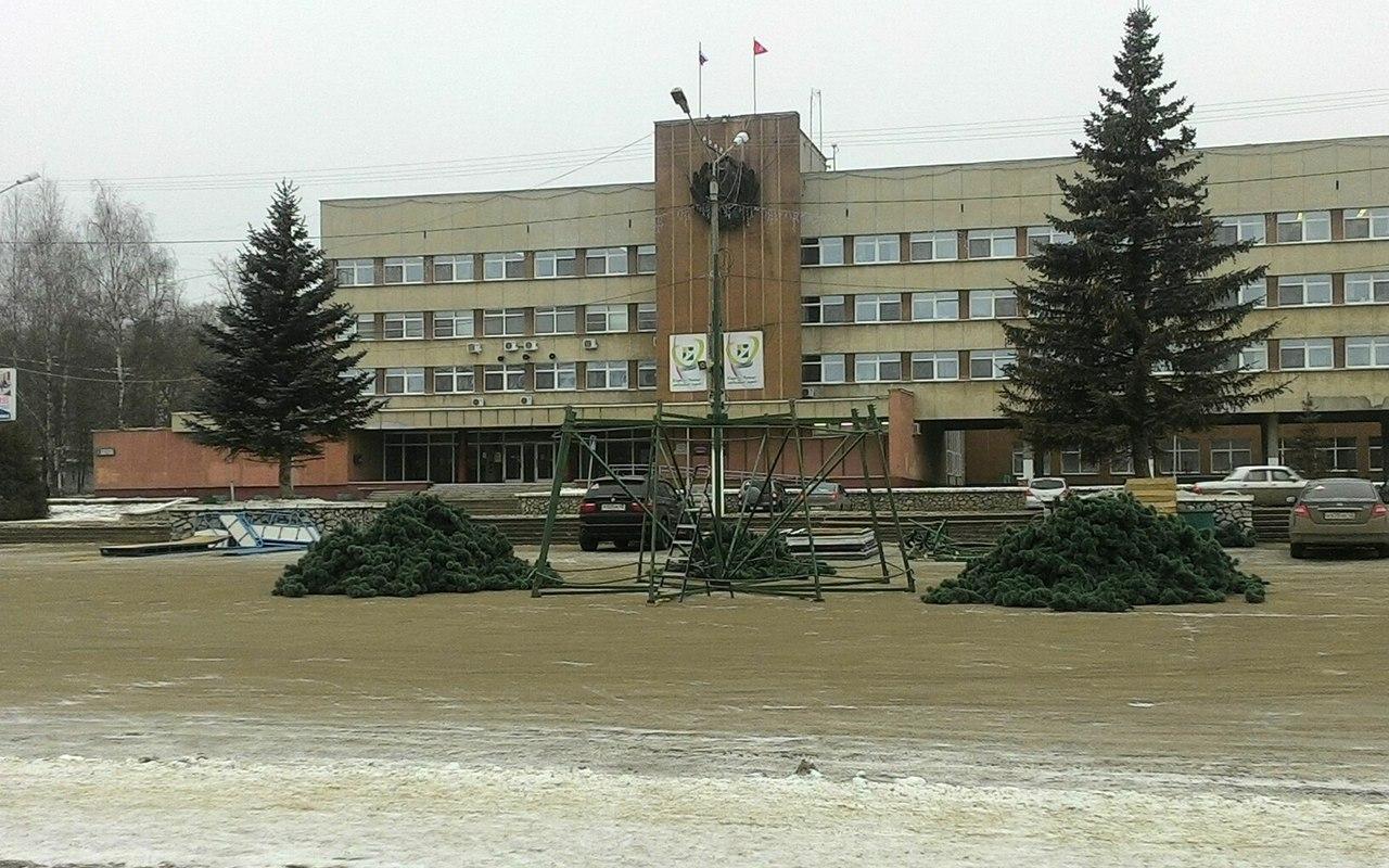 В Кирово-Чепецке начали устанавливать главную городскую елку