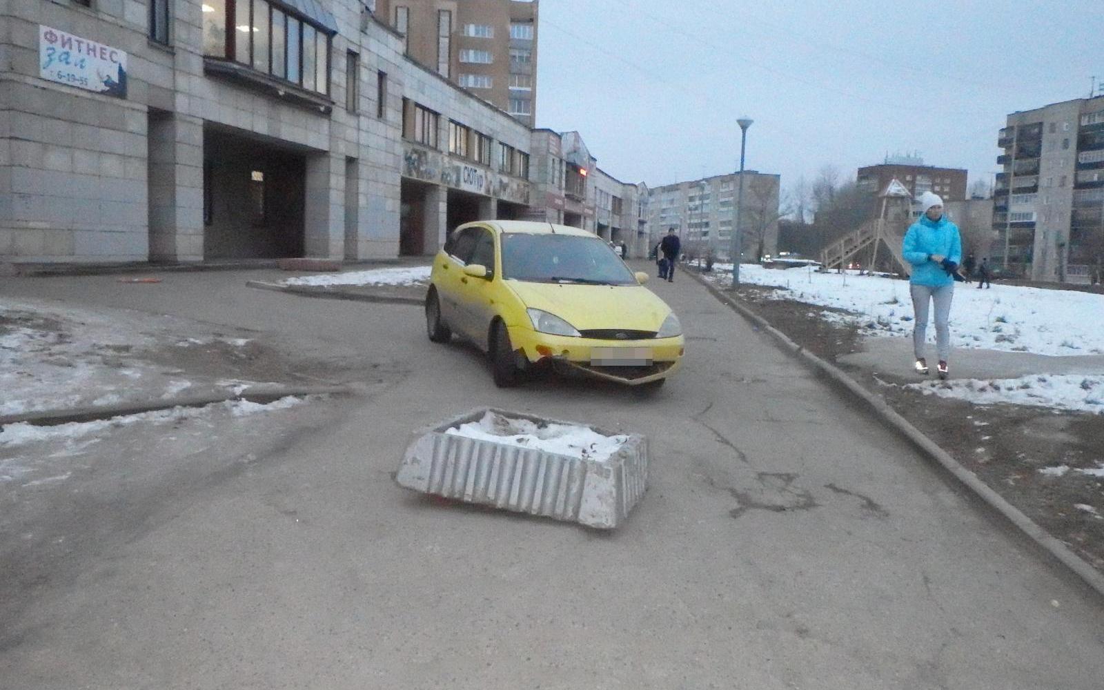 Чепчанка въехала в клумбу, которую установили для запрета езды по тротуарам