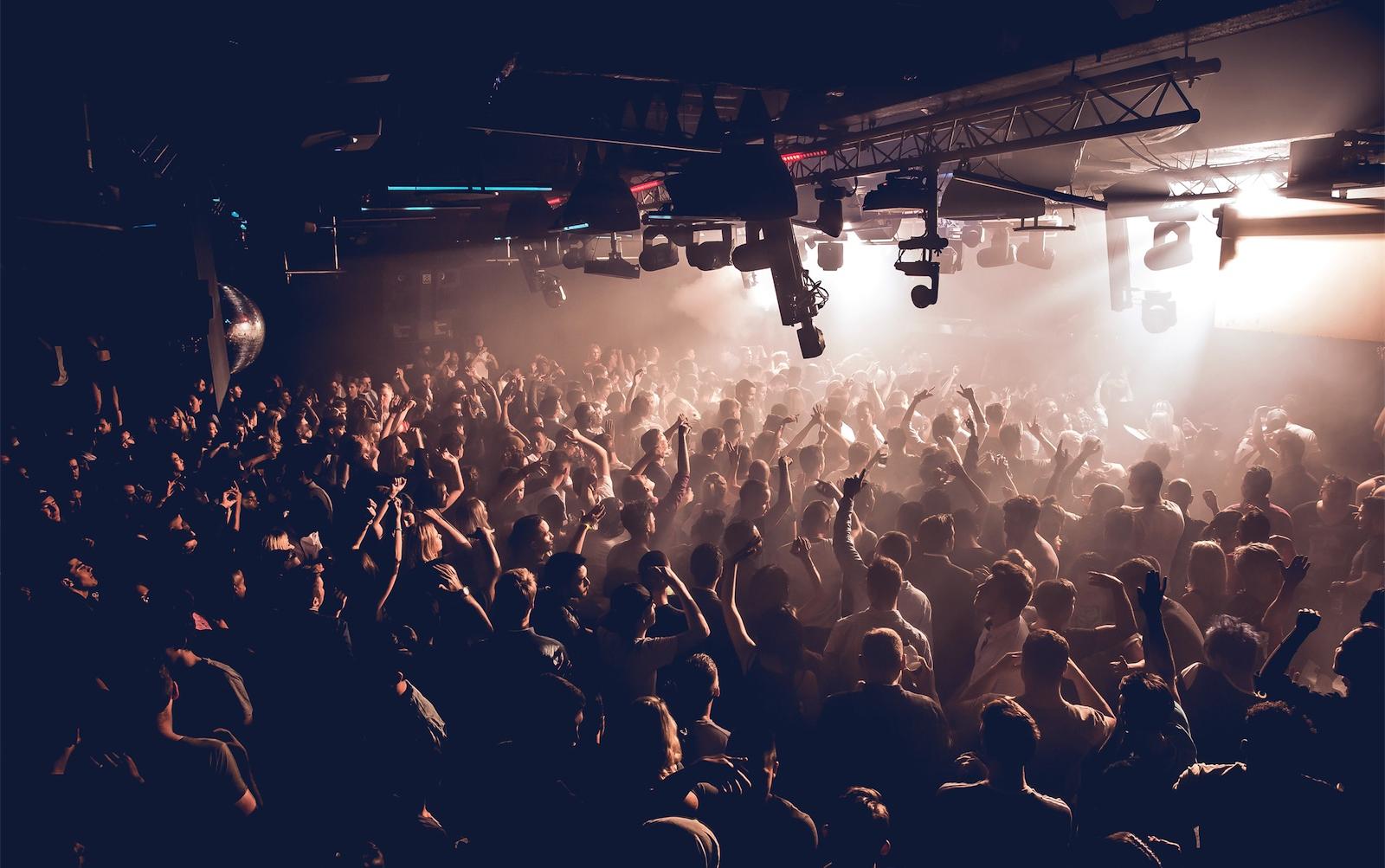 Мужчина похищал вещи у чепчанок, а потом тратил полученные деньги в клубах