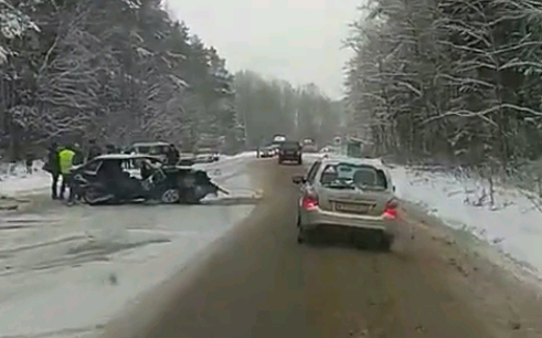 Перед Чепецком произошло серьезное ДТП: от удара у авто вырвало двери