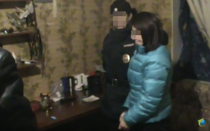 Появилось видео задержания чепчанки, которая напала на любимого с ножом