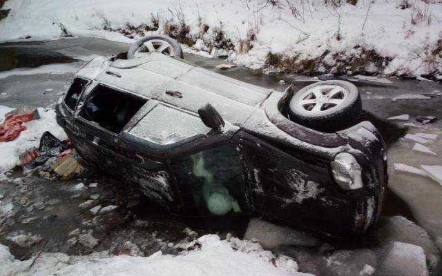 В Кировской области внедорожник съехал с моста в реку