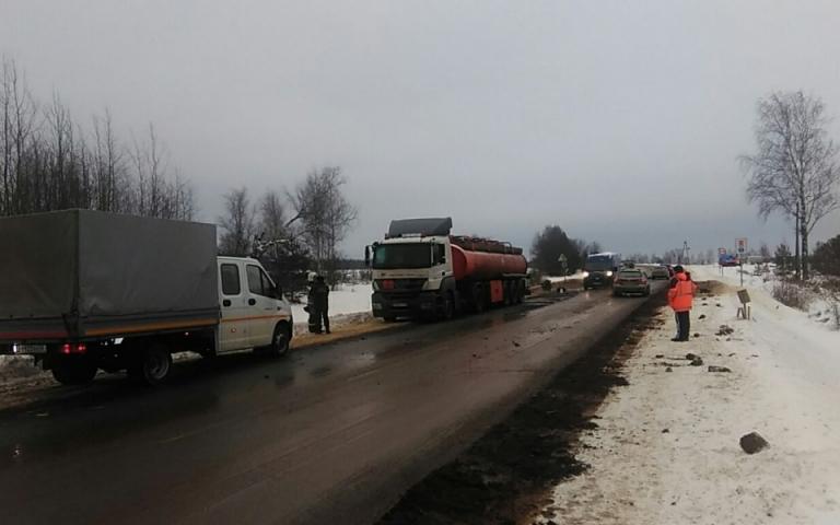 В Кировской области столкнулись грузовик и бензовоз: топливо вылилось на дорогу