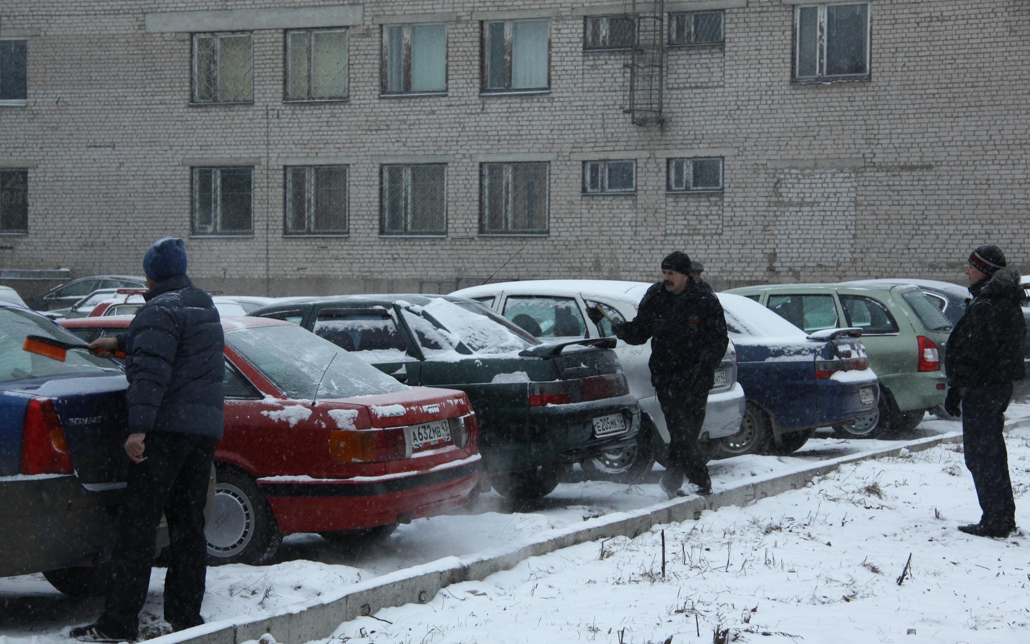 У чепчанки украли кошелек из машины, пока она чистила двор от снега