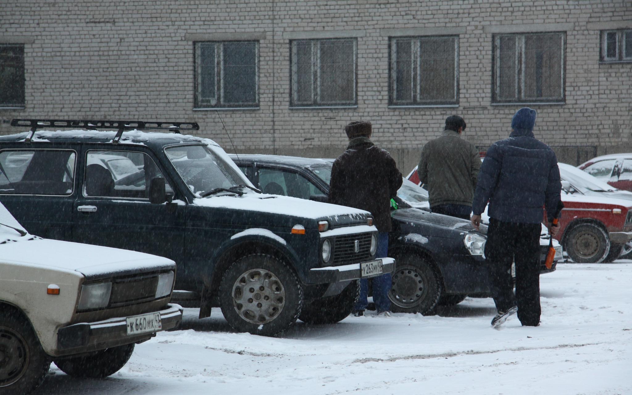 В Чепецке неизвестный ночью испортил чужое авто