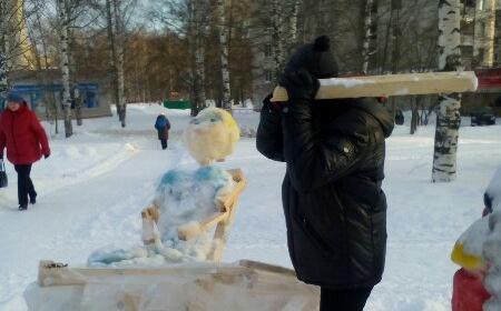 У администрации неизвестные сломали снежные фигуры