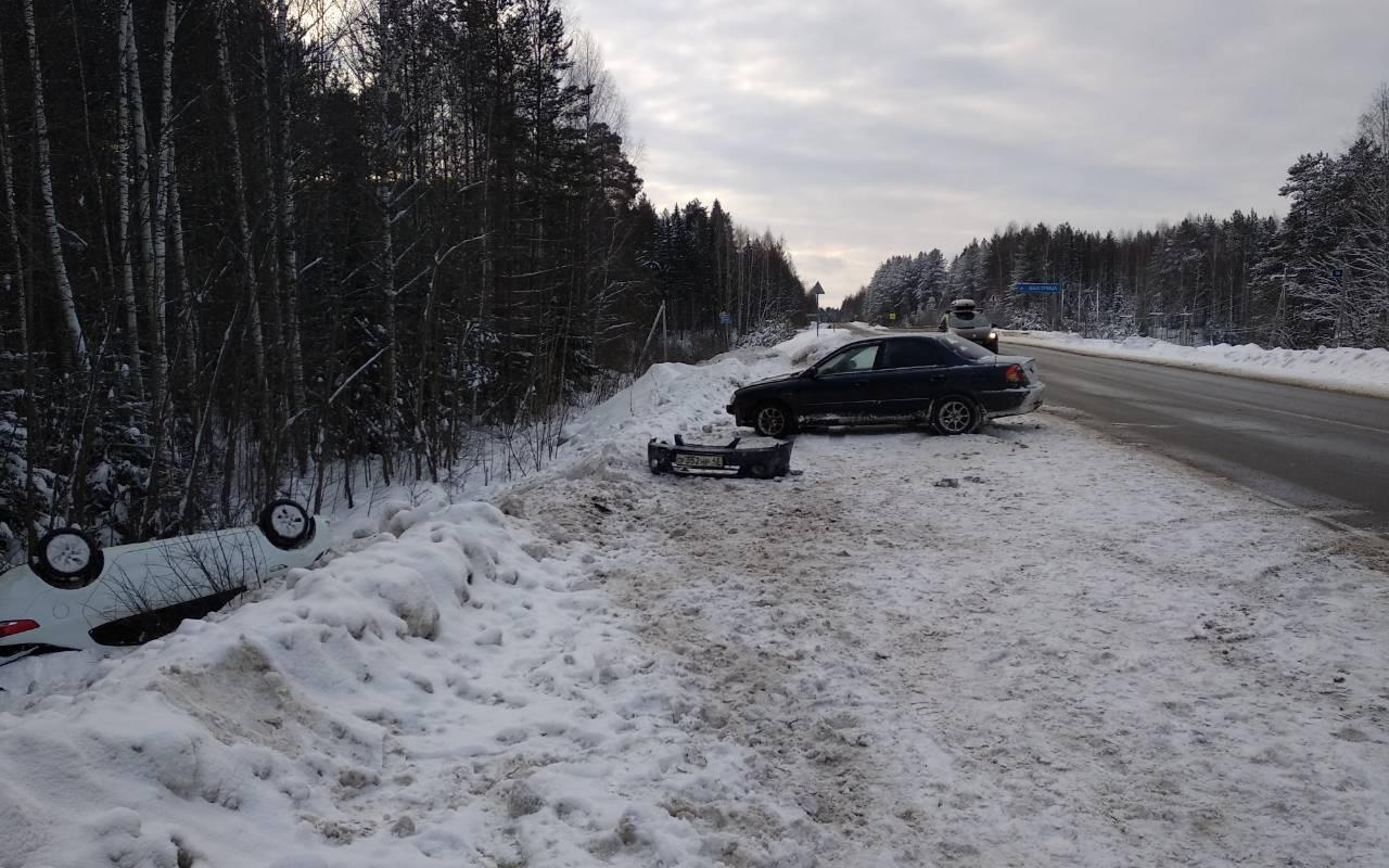 В Чепецком районе Kia влетела в припаркованное авто и перевернулась