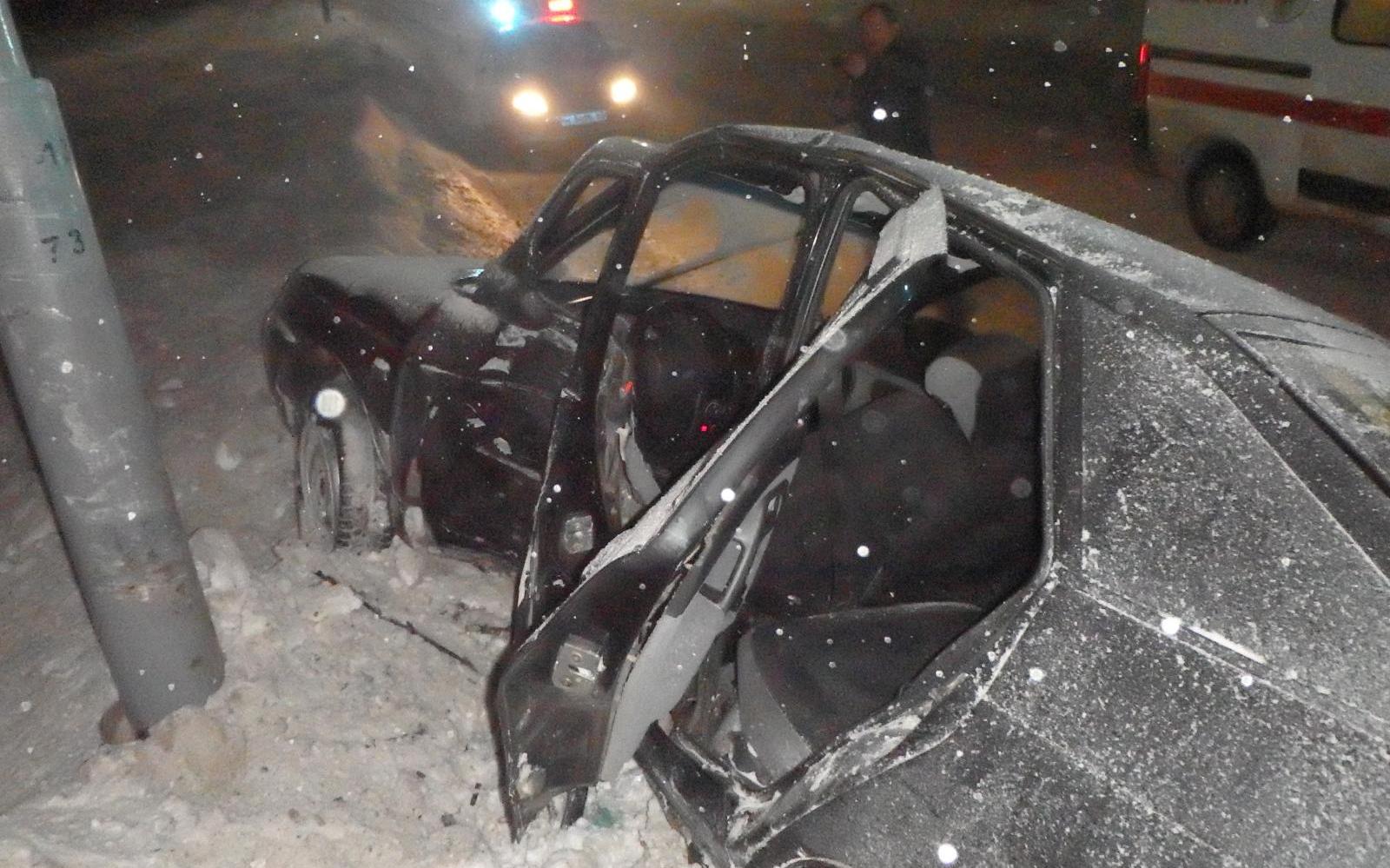 На улице Луначарского «ВАЗ» влетел в столб: двое госпитализированы