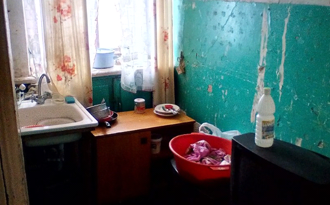 Сирота из Шутовщины: "Пока я жила в детдоме, нашу квартиру превратили в бомжатник"