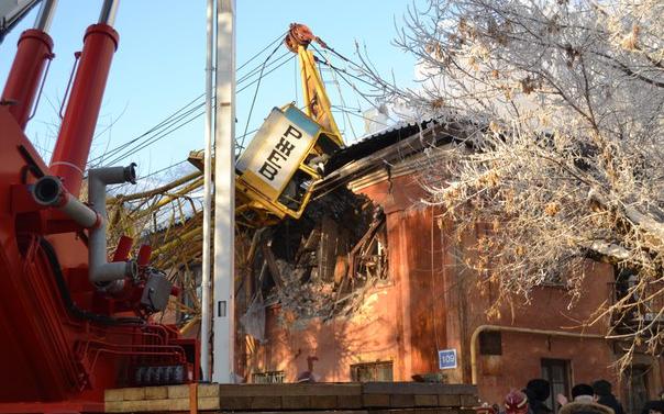 В Кирове на жилой дом упал кран: погиб машинист