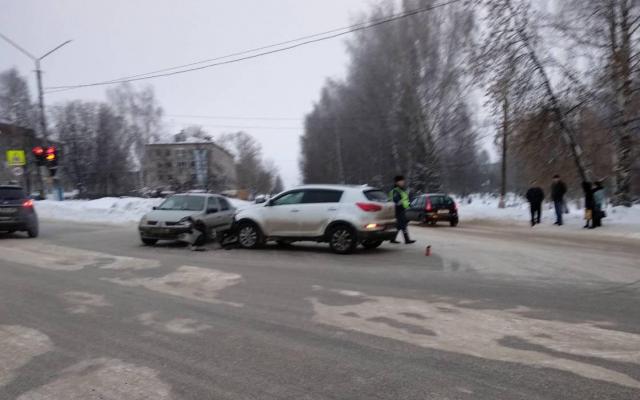 Что обсуждают: ДТП в Чепецке и квартира сироты, которую превратили в бомжатник