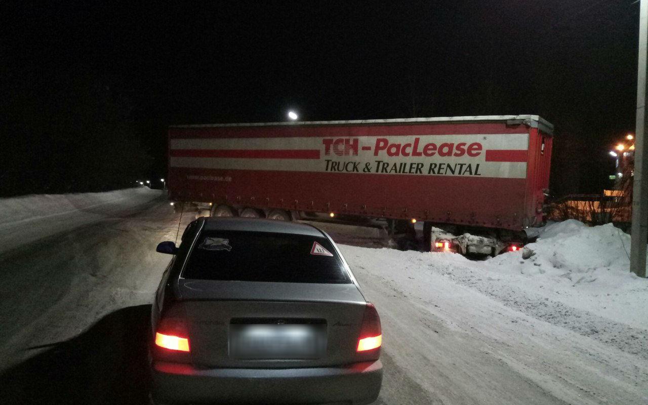 В районе ПМК в Чепецке фура ночью перекрыла дорогу