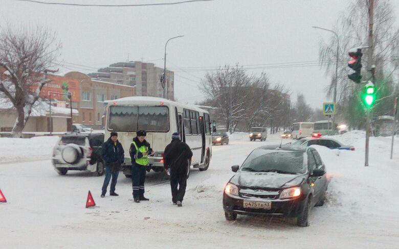 В Чепецке легковушка не пропустила пассажирский автобус