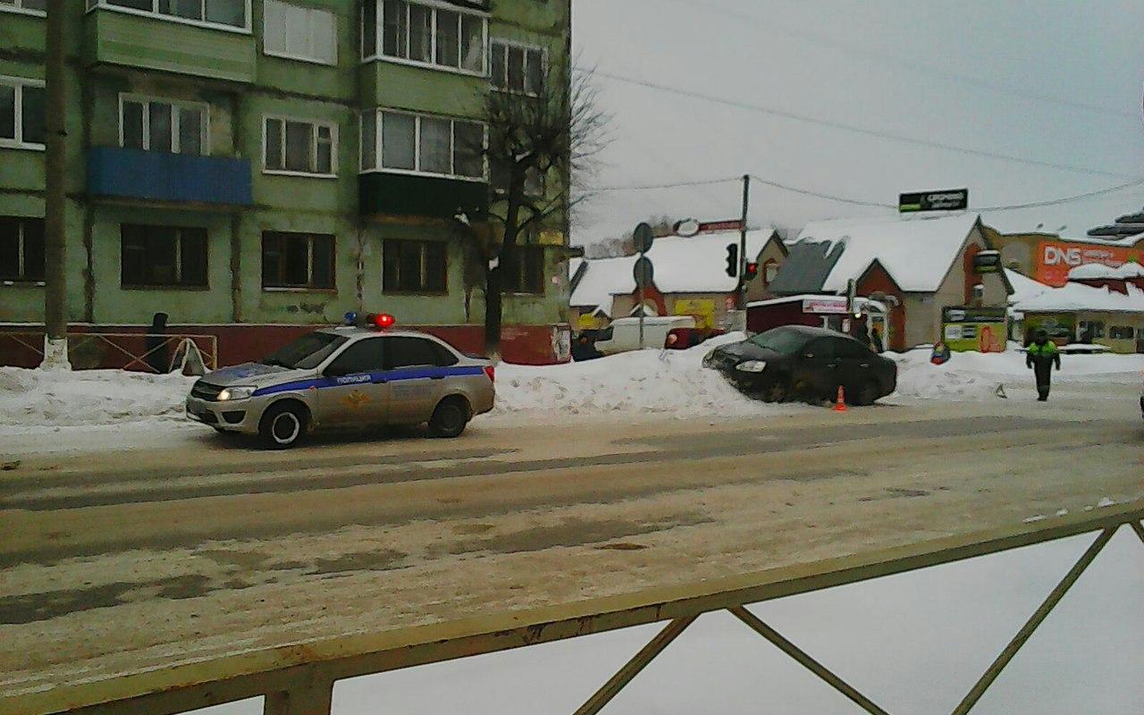 В Кирово-Чепецке легковушка врезалась в сугроб