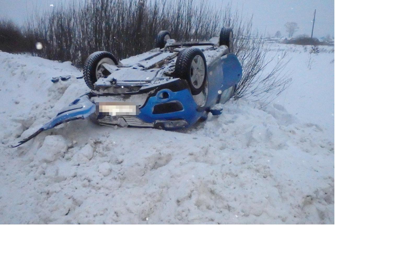 В Чепецком районе иномарка на скорости вылетела с трассы и перевернулась