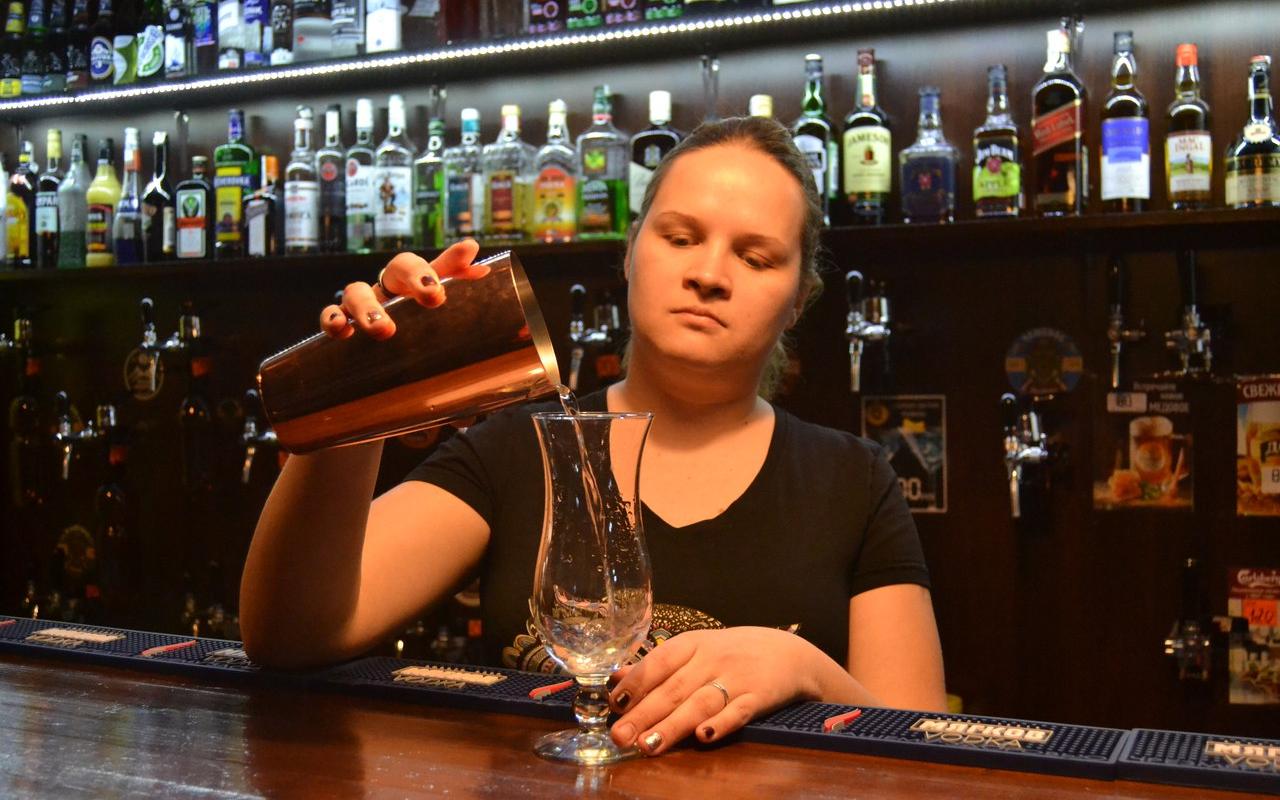 Бармен из Чепецка: «Когда клиенты просят телефончик, сочиняю номер на ходу»