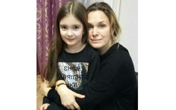 Юная чепчанка обменялась подарками с актрисой Мариной Могилевской