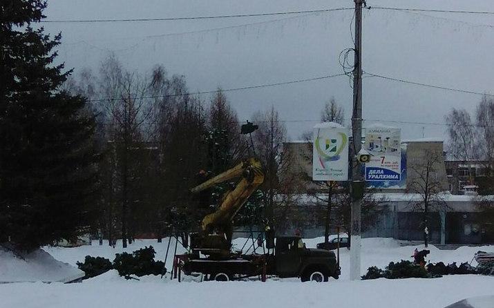 В Кирово-Чепецке убрали главную новогоднюю елку