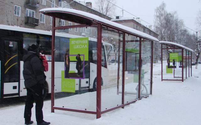 В Чепецке у новой остановки разбили стекло