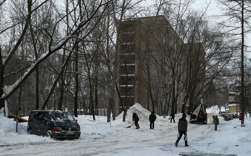 Жильцы с Чепецкой, 15 сами почистили свой двор вместо жалоб