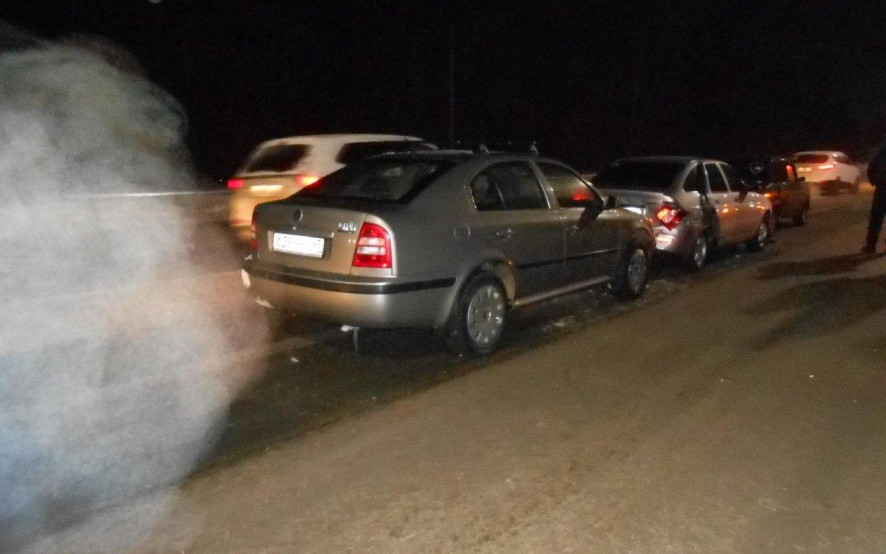 В Чепецке недалеко от поста ГИБДД произошла массовая авария