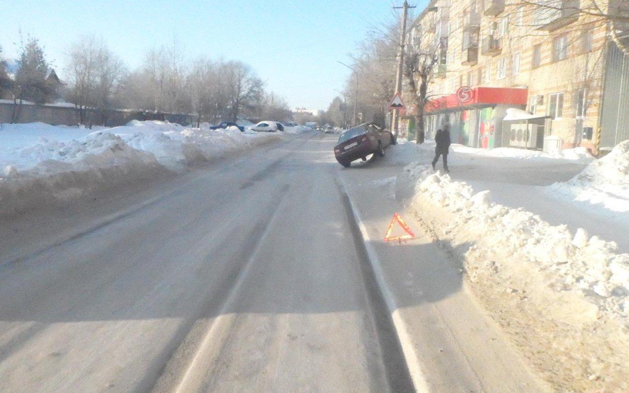 В Чепецке иномарка влетела в сугроб и опору ЛЭП