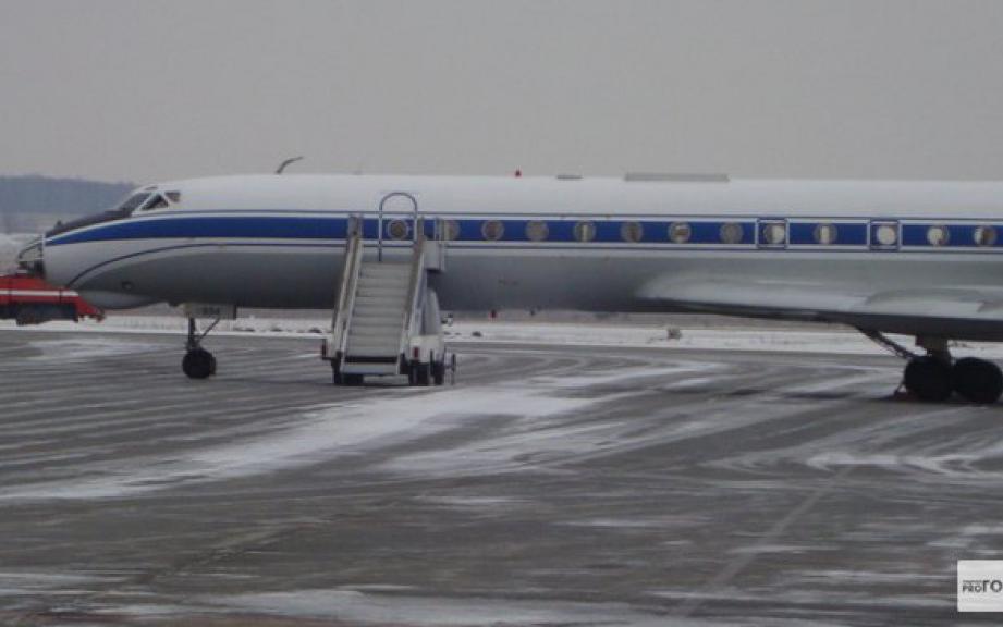 Самолет, в котором умерла 28-летняя женщина, экстренно сел в Кирове