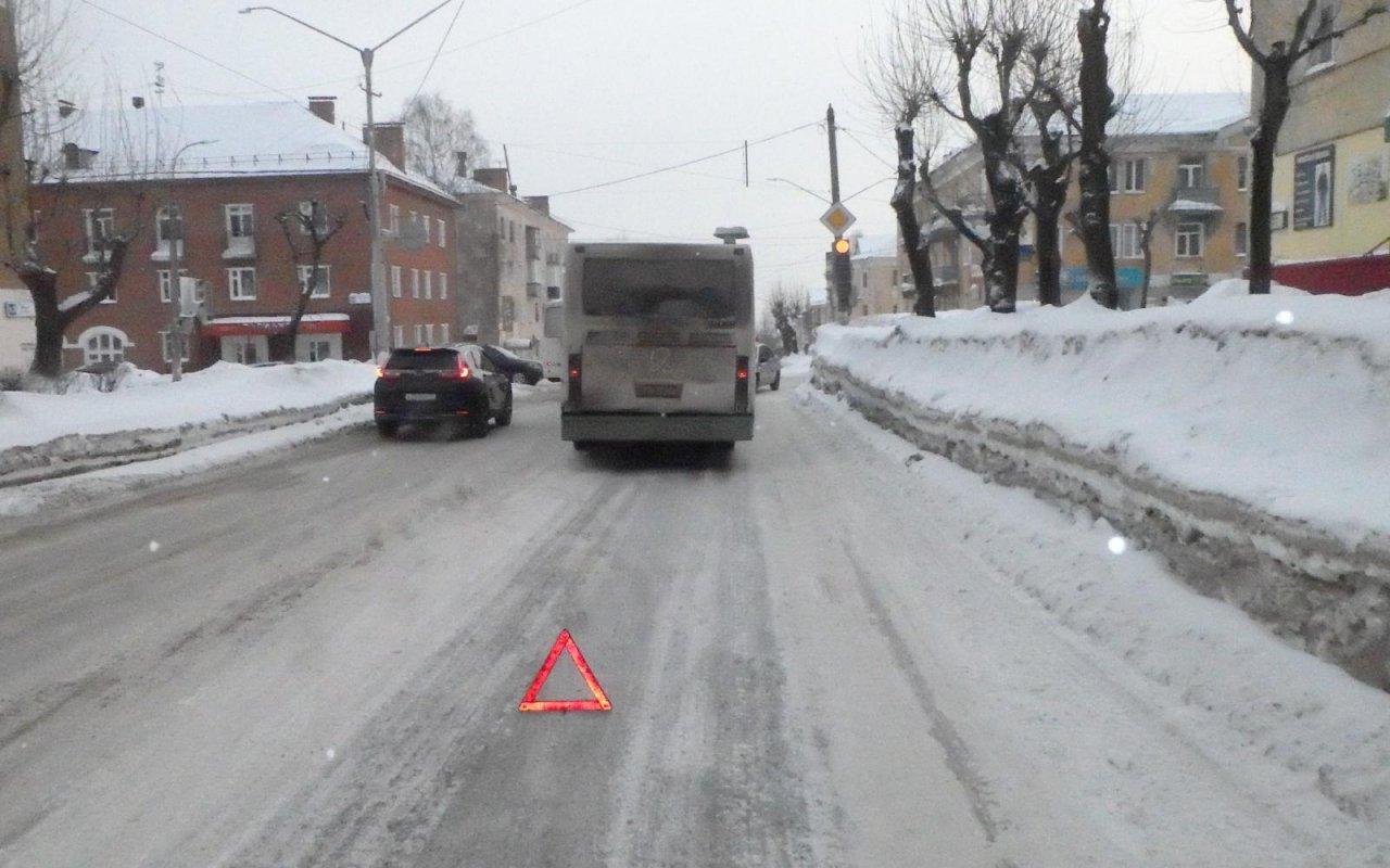В Чепецке водитель автобуса не учел метеоусловия и въехал в иномарку