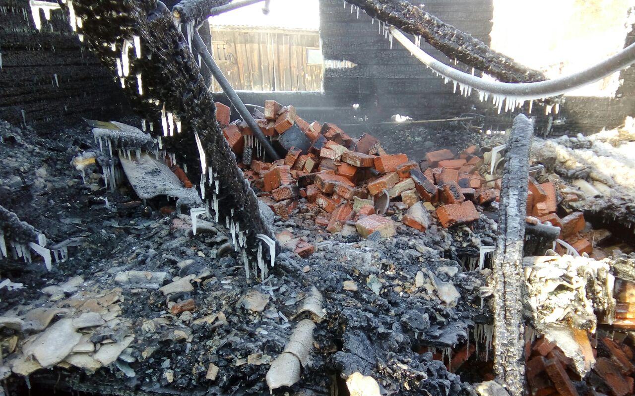 В Кировской области в пожаре погибли ребенок и 28-летняя девушка