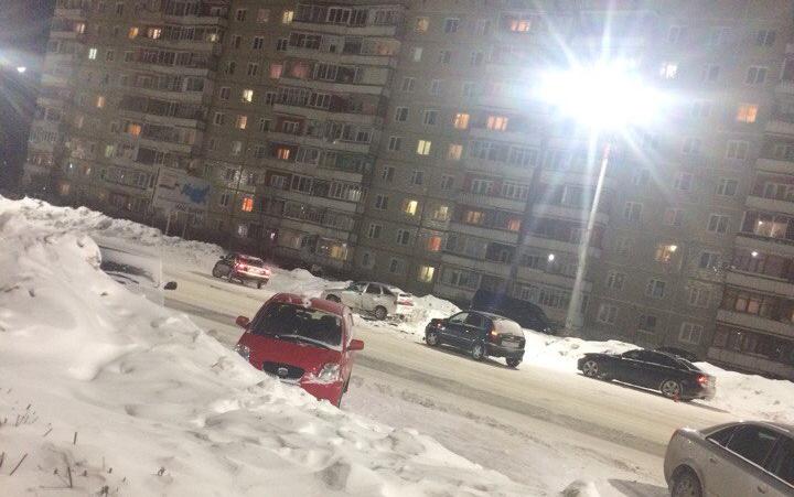 На проспекте России «Калина» выехала на встречку и протаранила «двенадцатую»