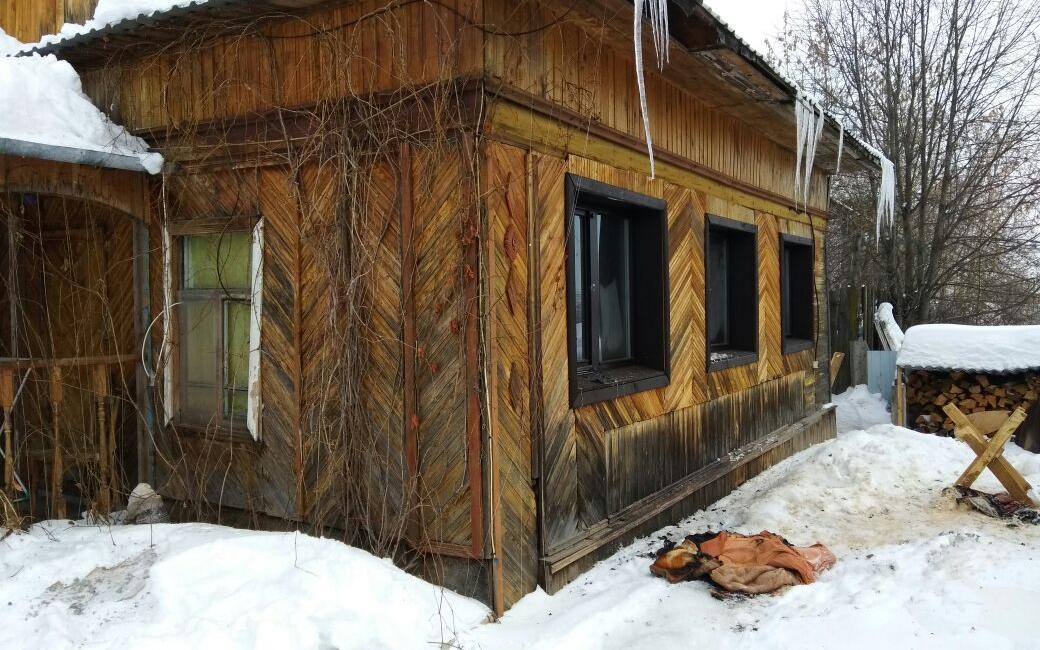 В Чепецке ночью горел дом: при пожаре пострадала женщина