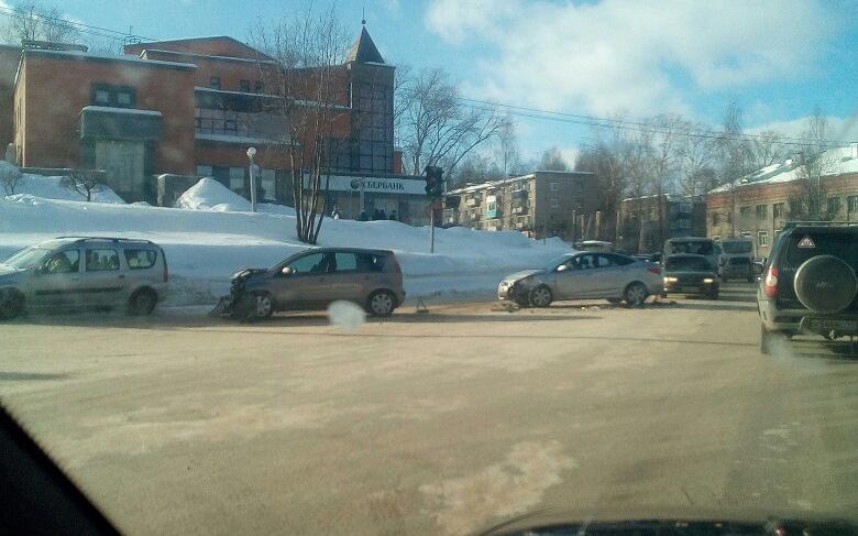 В Чепецке на проспекте Мира произошла серьезная авария