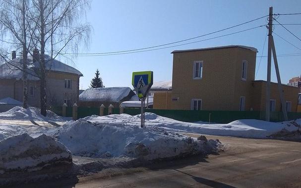 В Чепецке неизвестные сломали дорожные знаки и урны