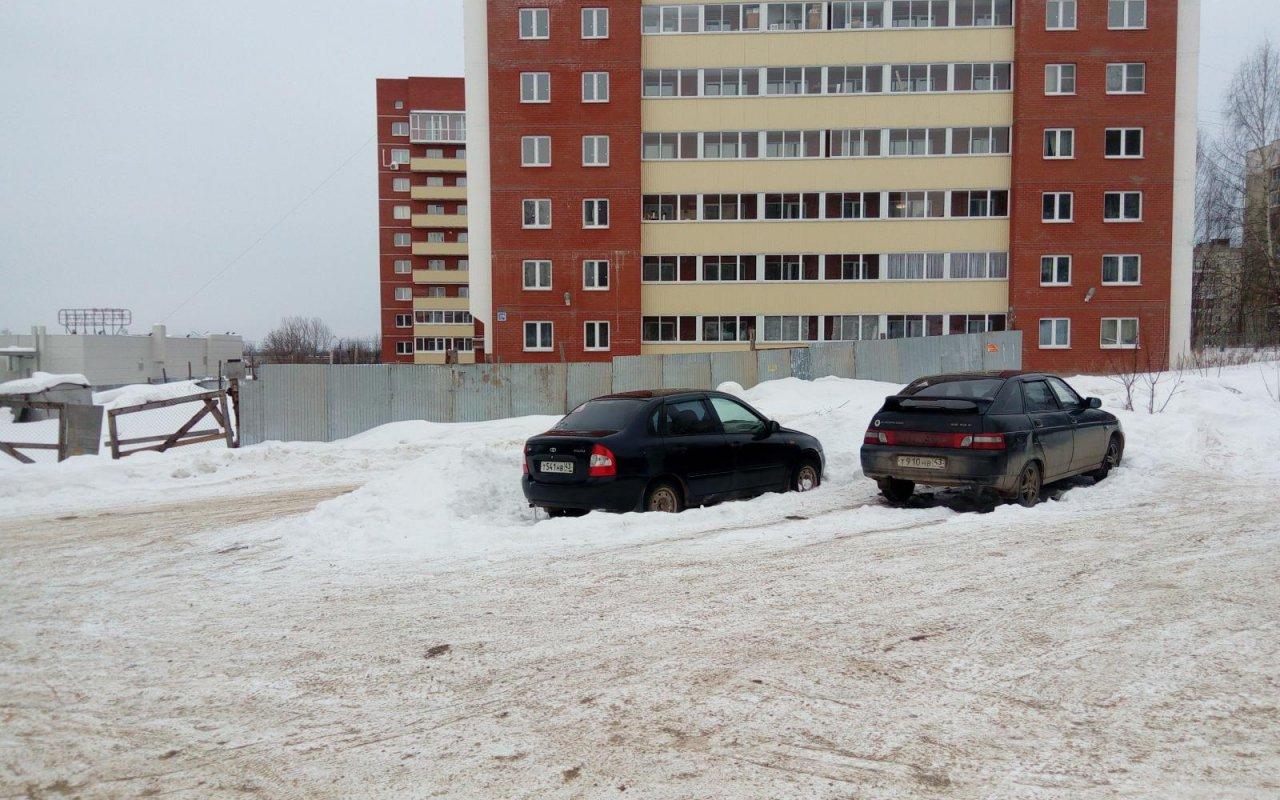 В Чепецке неизвестный водитель въехал в припаркованный ВАЗ и скрылся