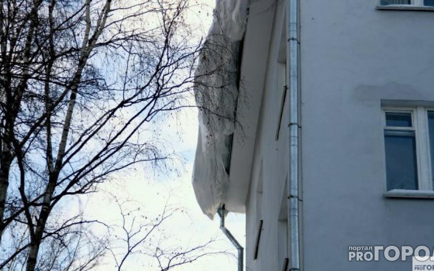 В Кирове на 9-летнего мальчика упала глыба снега