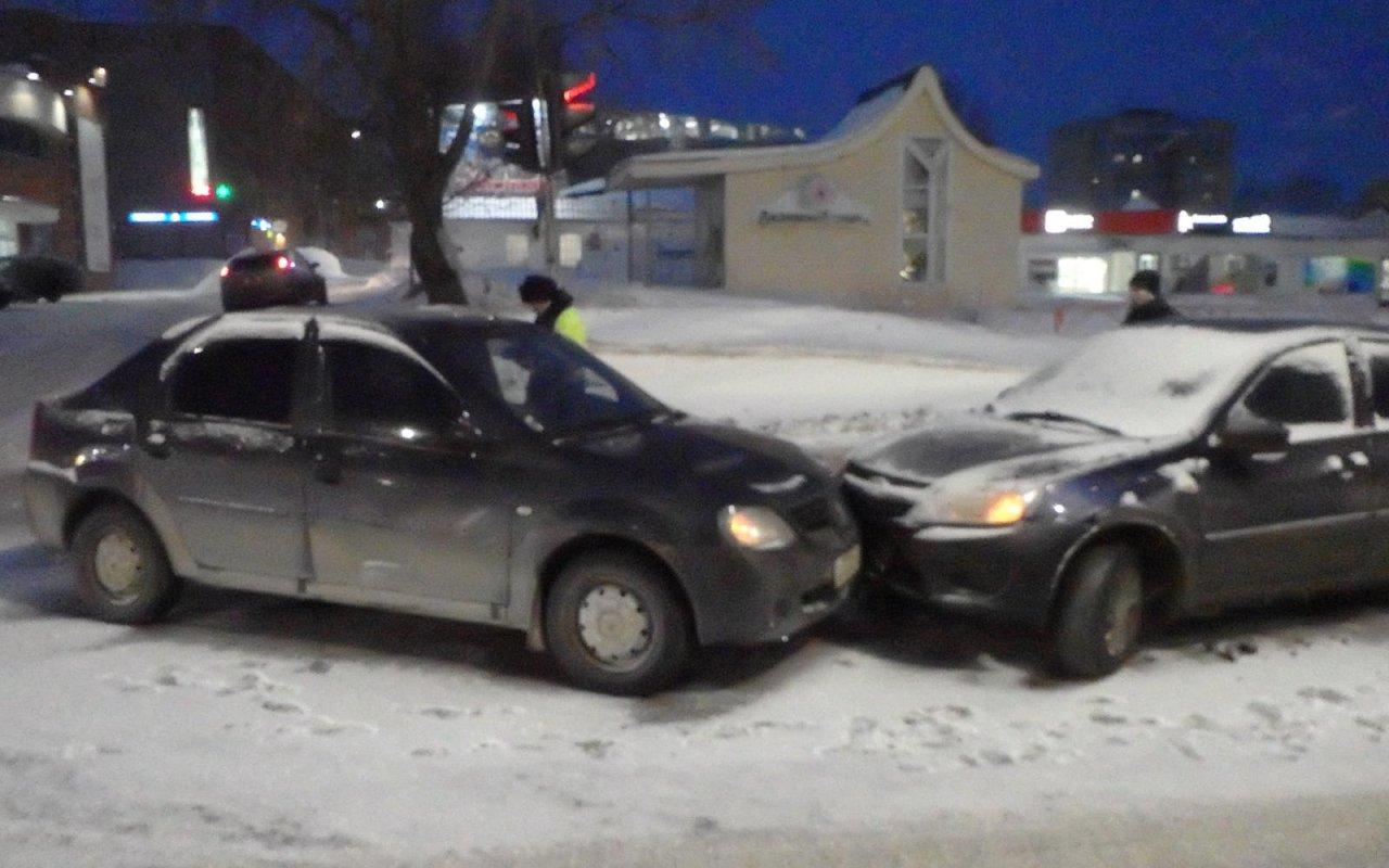 В Чепецке водитель иномарки спровоцировал лобовое столкновение