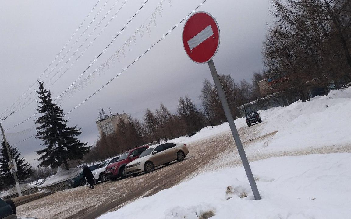 В администрации рассказали, почему у здания под "кирпичом" стоят машины