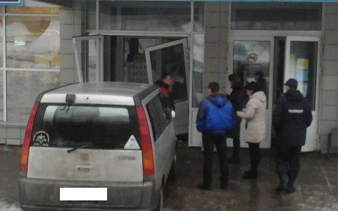 Иномарка без водителя врезалась в магазин в Кирово-Чепецке